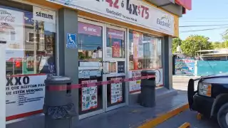 Personal del ministerio público, arribó al sitio del robo, para tomar la declaración de los empleados
