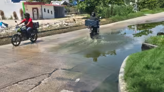 Aguas negras desbordan drenajes en Solidaridad Nacional, Campeche; denuncian accidentes y malos olores