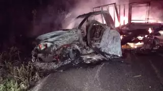 La unidad de la CFE fue consumida por el fuego, dejando sólo la estructura metálica del mismo, de donde automovilistas rescataron a dos personas