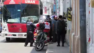 Transeúntes se percataron del accidente en el Centro de Mérida, así que pidieron apoyo a los paramédicos de la Cruz Roja