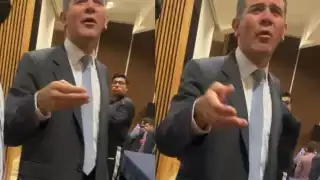 Lorenzo Córdova se observó molesto tras las recriminaciones hechas por un alumno de la UNAM durante su visita a la máxima casa de estudios del país