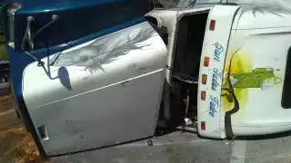 El conductor del tráiler Freightliner con placas 738-DF-6 perdió el control del volante al agarrar la curva de bajada