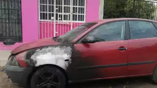 Se incendia automóvil en Chetumal por falla mecánica
