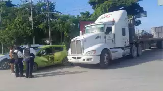 Tráiler destroza la puerta de un auto en Escárcega