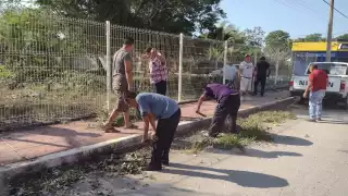 Varios taxistas acudieron para ayudar a la escuela en labores físicas