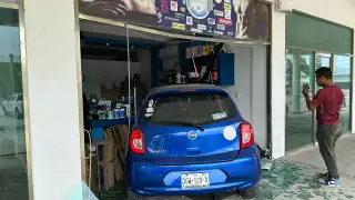 Adulta mayor confunde freno con acelerador e incrusta su auto en una tienda en Ciudad del Carmen