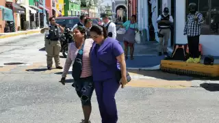 La mujer fue atendida por paramédicos debido a sus heridas