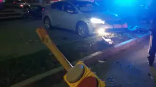 El poste de semáforo se vino hacia abajo, quedando completamente destruido