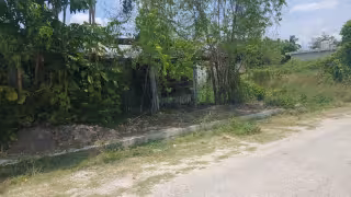 Casa en abandono se convierte en foco de contaminación e inseguridad en Escárcega