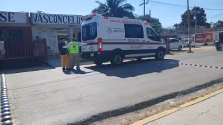 Estudiante sufre posible fractura al caer en secundaria de Escárcega; lo trasladan al hospital