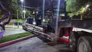 Tractocamión salta camellón y provoca cierre vial en la colonia Petrolera de Ciudad del Carmen