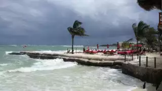 Las condiciones de norte en las playas de Cancún fueron provocadas por la presencia del Huracán Eta categoría 2. Foto: Víctor Ávalos