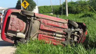 Al lugar llegaron elementos policiales para auxiliar al automovilista