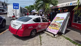 Taxi se incrusta entre palmera y anuncio municipal en pleno Centro de Ciudad del Carmen