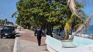 Hallan cuerpo sin vida de un hombre flotando en el malecón de Champotón