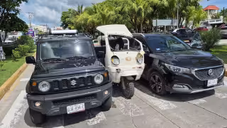 Carromoto repartidora de agua queda prensada entre dos camionetas tras choque en Ciudad del Carmen