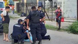 Paramédicos arribaron al lugar para dar atención a la mujer