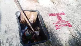 El registro de Aguakán no tiene tapa y tiene un palo para advertir a los vecinos de Villas del Sol para que no caigan