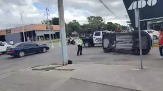 Conductora causa accidente y termina lesionada en avenida Insurgentes de Chetumal