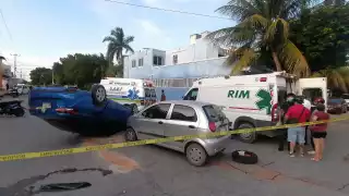 Choque entre dos autos deja tres lesionados cerca de la Supermanzana 222 en Cancún