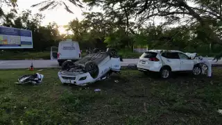 Se solicitó la presencia de bomberos para liberar el cuerpo que quedó en el interior de la unidad de taxi 3083