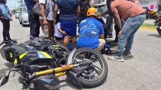 Le ceden el paso y termina arrollada por un joven motociclista en la avenida 10 de Julio de Ciudad del Carmen