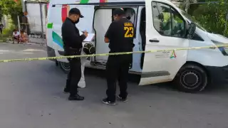 Personal del Semefo, tras recabar datos y huellas del lugar de los hechos, realizó el levantamiento de los cadáveres