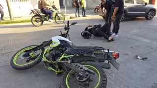 Motociclista sufre fractura de clavícula tras chocar contra taxi en Ciudad del Carmen