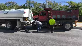 Volquete cae a cuneta e impacta a pipa en la Héroe de Nacozari; caos vial en Campeche