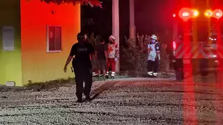 Al lugar llegaron paramédicos de la Cruz Roja quienes le dieron los primeros auxilios al joven velador