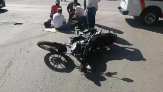 Accidente automovilístico en Chetumal deja a un motociclista lesionado
