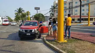 La joven no alcanzó a ver ni el modelo ni el color del auto que provocó el accidente