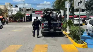 El sospechoso se subió a un vehículo compacto, pero golpeó otro automóvil