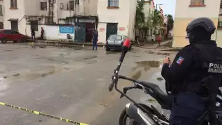 Al lugar llegaron elementos policiales y paramédicos de la Cruz Roja. Foto: Rafael García