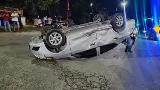 Aparatoso accidente vehicular deja daños y varios lesionados en la avenida Chac Mool de Cancún
