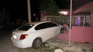 El automóvil derribó la barda de una casa durante la madrugada de este sábado en el segundo cuadro de Mérida