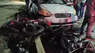 El conductor de un automóvil huyó tras chocar contra 2 motociclistas sobre la avenida Arco Vial