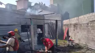 Bomberos tardaron 25 minutos en sofocar el incendio
