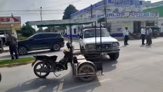 Choque entre mototaxi y camioneta deja dos heridos en Escárcega, entre ellos un menor 