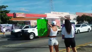 Algunos de los manifestantes se colocaron en ambos lados del Boulevard Playa del Carmen paradar a conocer su rechazo al Tren Maya