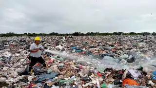 Los bomberos acudieron a una zona del Basurero Municipal de Chetumal para extinguir las llamas