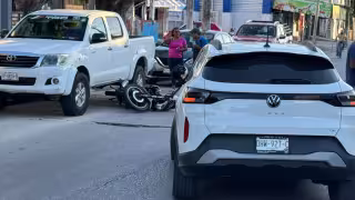Motociclista resulta lesionado en doble choque en la colonia Manigua de Ciudad del Carmen