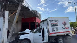 Camioneta impacta poste de concreto de la CFE en Cancún y deja como saldo una persona sin vida