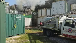 Se incendia un contenedor en Ciudad del Carmen; hay un lesionado