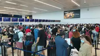 luce repleta de usuarios que buscan llegar a diversos destinos,entre los que destaca Estambul y Estados Unidos