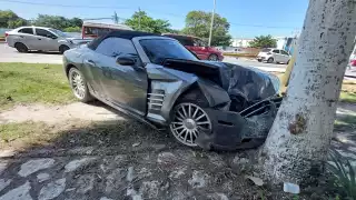Auto yucateco pierde el control y se impacta contra un árbol en Ciudad del Carmen