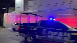 Se bajaron de la patrulla y corrieron esposados