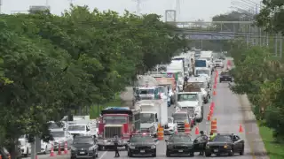 Policías de la SSP intentan desahogar el tráfico de la zona