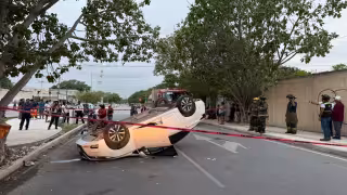 Exceso de velocidad provoca volcadura de un auto en la Supermanzana 227 de Cancún