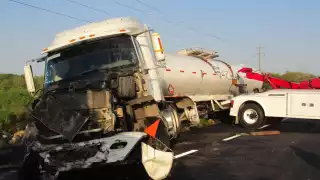 Se vuelca pipa con 40 mil litros de combustible en la carretera Mérida-Tizimín